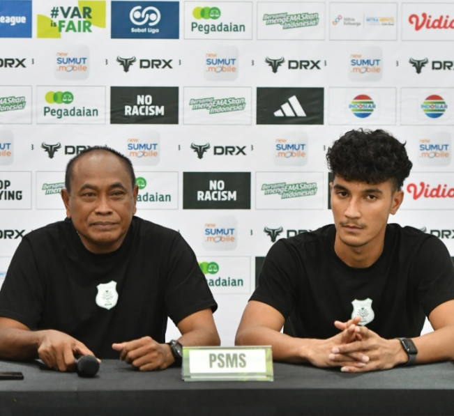 Pelatih PSMS Medan Kas Hartadi (Kiri) bersama kapten tim. [Dok PSMS]